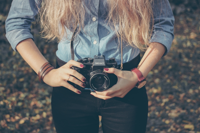 photographe-TRIGANCE-min_hand-person-girl-woman-camera-photography-614-pxhere.com